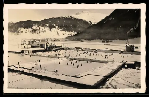 AK Davos, Die grossen Eisbahnen mit Schlittschuhläufern und Blick auf die Berge