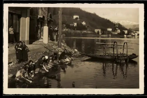 AK Waschfrauen waschen die Wäsche am See