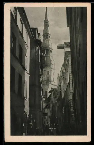 AK Riga, Kleine Münzstrasse mit Blick auf den St. Petrikirchturm