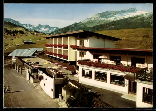 AK Riezlern-Egg /Kleinwalsertal, Hotel-Café Erlebach mit Bergpanorama