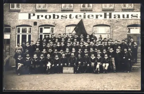 Foto-AK Fiefbergen, Revolutionäre Matrosen vor dem Gasthof Probsteier Haus, 1919, Schild Hoch lebe die Internationale