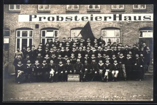 Foto-AK Fiefbergen, Revolutionäre Matrosen vor dem Gasthof Probsteier Haus, Hoch lebe die Internationale, 1919