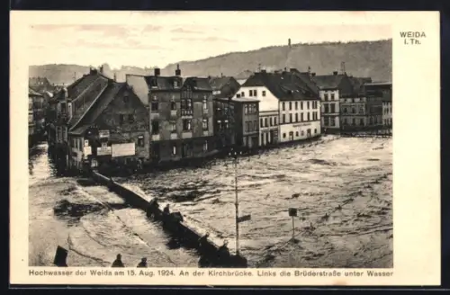 AK Weida, Hochwasser am 15.8.1924, Brüderstrasse unter Wasser, Leute auf der Kirchbrücke, Geschäfte stehen unter Wasser