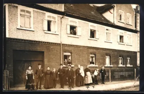 Foto-AK Trebnitz /Halle, Menschen vor einem Wohnhaus