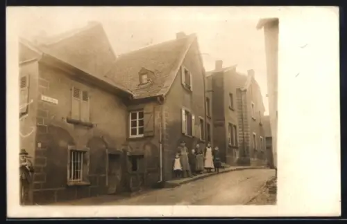 Foto-AK Saarbrücken, Strasse in der Hamm mit Passanten