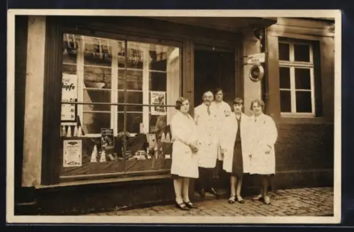 Foto-AK Frankfurt /Main, Grosse Eschenheimer Strasse, Menschen vor einem Friseurladen