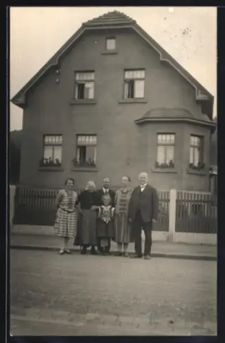 Foto-AK Finsterbergen, Haus in der Otto-Jäger-Strasse 6 mit Familie