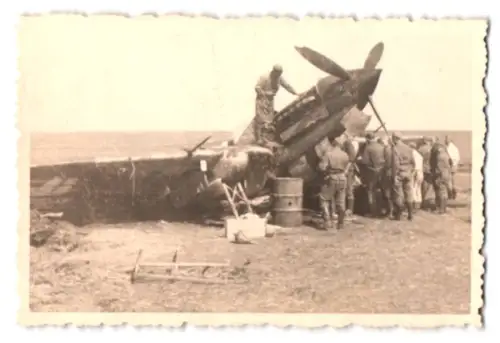 Fotografie Jasta Flugzeug Sowjet Jagdflugzeug MiG-3, Wrack wird demontiert