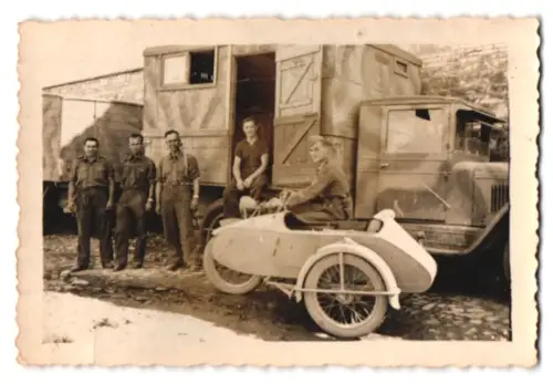Fotografie Kradmelder auf Motorrad mit Seitenwagen & Lastwagen in Tarnfarbe