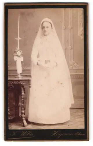 Fotografie Karl Weber, Hagenau /Elsass, Mädchen in weissem Kleid mit Kerze zur Kommunion