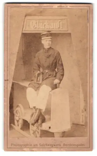 Fotografie P. Ney, Berchtesgaden, Am Kgl. Salzbergwerk, Dame in Uniform als Bergarbeiter vor Studiokulisse