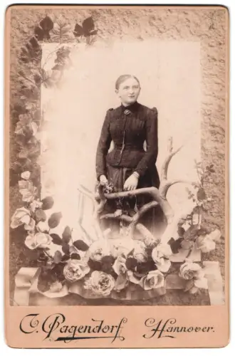 Fotografie C. Pagendorf, Hannover, Georgstrasse 17, Porträt einer eleganten Dame im Blumenpassepartout