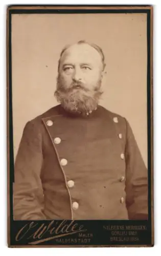 Fotografie O. Wilde, Halberstadt, Breiteweg 15, Porträt eines bärtigen Mannes in Uniform der deutschen Eisenbahn