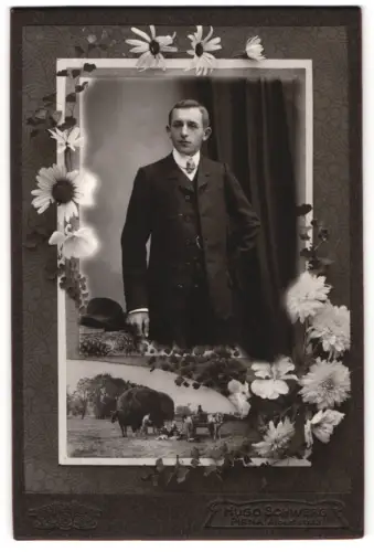 Fotografie Hugo Schwerg, Pirna, Albertstrasse 13, Eleganter Herr im Blumenpassepartout mit Heuwagen auf einem Feld