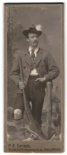 Fotografie F. X. Spiegl, München, Goethestr. 42, Jäger in Tracht mit Gewehr