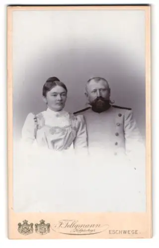 Fotografie F. Fellmann, Eschwege, Förster /Jäger in Uniform mit seiner Frau