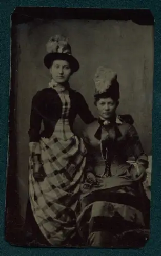 Fotografie Ferrotypie unbekannter Fotograf und Ort, Zwei Damen in eleganter Kleidung