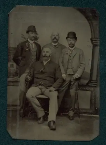 Fotografie Ferrotypie unbekannter Fotograf und Ort, Vier Herren in eleganter Kleidung