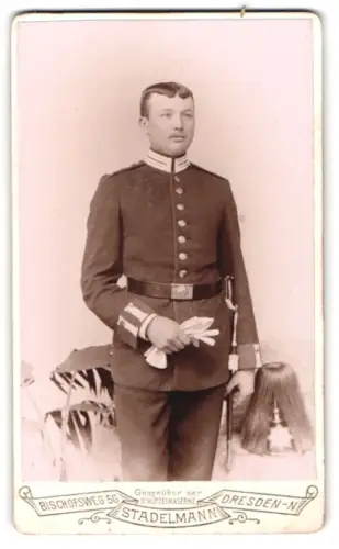 Fotografie Stadelmann, Dresden-N., Bischofsweg 5G, Soldat der Sächsischen Gardetruppen in Uniform mit Paradehelm und SG