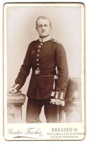 Fotografie Gustav Fischer, Dresden-N., Königsbrücker-Str. 71, Soldat vom Sächsischen Garde-Reiter-Rgt. mit Paradehelm