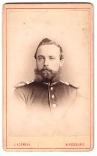 Fotografie J. Kosmehl, Magdeburg, Stephansbrücke 36, Offizier der Gardetruppen in Uniform, 1875