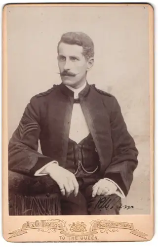 Fotografie A. & C. Taylor, London, Queen Victoria St., Britischer Unteroffizier in Uniformjacke