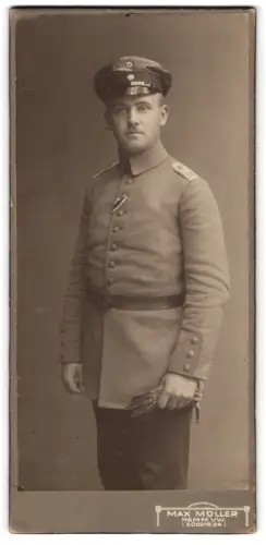 Fotografie Max Müller, Hamm i. W., Südstr. 24, Leutnat vom Regiment Nr. 130 mit Schirmmütze und Band zum EK II 1914