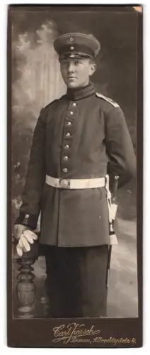 Fotografie Carl Karsch, Dessau, Albrechtsplatz 4, Garde-Soldat in Uniform mit Schirmmütze und Bajonett