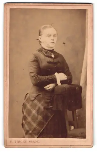 Fotografie R. Tiedke, Stade, Ecke der Bäckerstrasse /Harnischstrasse 238, Porträt einer Dame