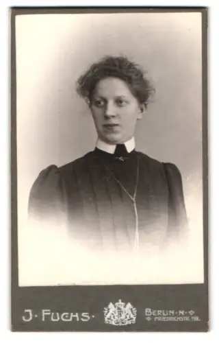 Fotografie J. Fuchs, Berlin, Friedrichstrasse 108, Porträt einer Frau