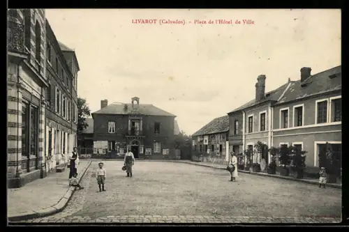 AK Livarot /Calvados, Place de l`Hôtel de Ville