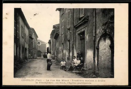 AK Cogolin /Var, La rue des Mines, Première maison à droite le Presbytère, au fond, l`Eglise paroissiale