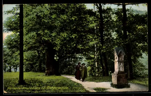 AK Lichtenwalde, Harassdenkmal u. Eiche mit zwei Spaziergängern