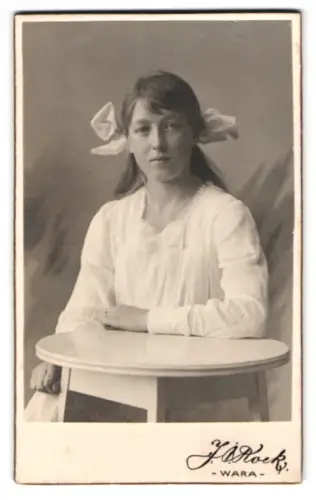 Fotografie J. A. Kock, Wara, Junge Frau mit Schleife im Haar