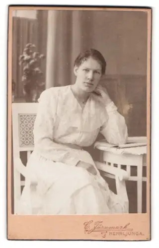 Fotografie C. Järnmark, Herrljunga, 3, Porträt einer sitzenden Frau