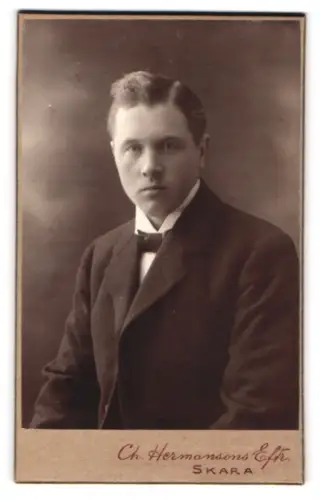Fotografie Ch. Hermansons Eftr., Skara, Porträt eines jungen Mannes in Anzug