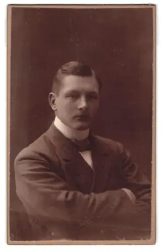 Fotografie K. G. Andersson, Skara, Porträt eines jungen Mannes im Anzug