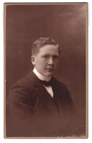 Fotografie K. G. Andersson, Skara, Porträt eines jungen Mannes