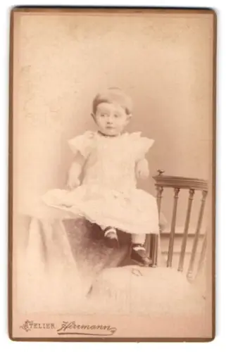 Fotografie Herrmann, Leipzig, Wintergarten-Str. 9, Kind auf Stuhl sitzend