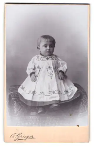 Fotografie A. Grieger, Berlin, Friedens-Strasse 8, Kind auf besticktem Sitz