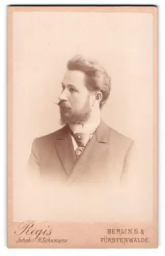 Fotografie Regis, Berlin, Prinzenstr. 44, Porträt eines eleganten Herrn