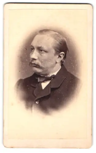 Fotografie unbekannter Fotograf und Ort, Porträt eines Mannes mit Schnurrbart