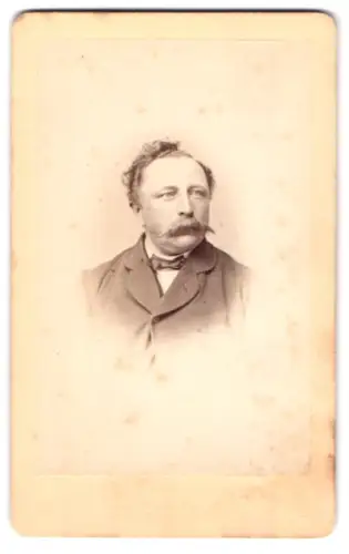 Fotografie Fritz Freund, Braunschweig, Höhe 27, Porträt eines Mannes mit Schnurrbart