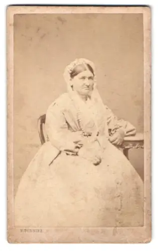 Fotografie H. Tönnies, Aalborg, Nytorv 478, Ältere Dame im feierlichen Kleid