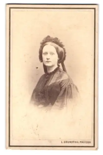 Fotografie L. Grundtvig, Kopenhagen, Amagertorv 10, Porträt einer Dame in eleganter Kleidung