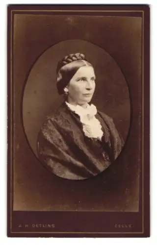 Fotografie A. H. Oetling, Celle, Porträt einer Frau mit elegantem Haarstyling