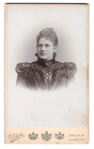 Fotografie E. Bieber, Berlin, Leipziger Strasse 128, Porträt einer Dame in elegantem Kleid