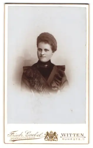 Fotografie Friedr. Goebel, Witten, Ruhrstr. 11, Porträt einer Dame mit Rüschenkleid
