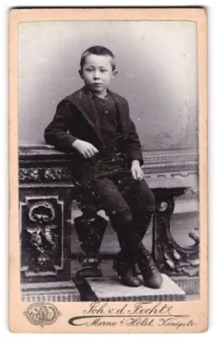Fotografie Joh. v.d. Fecht, Marne i. Holst., Königsstr., Junge im Anzug