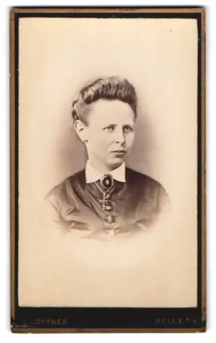Fotografie C. Höppner, Halle a. S., Poststrasse 13, Porträt einer Frau
